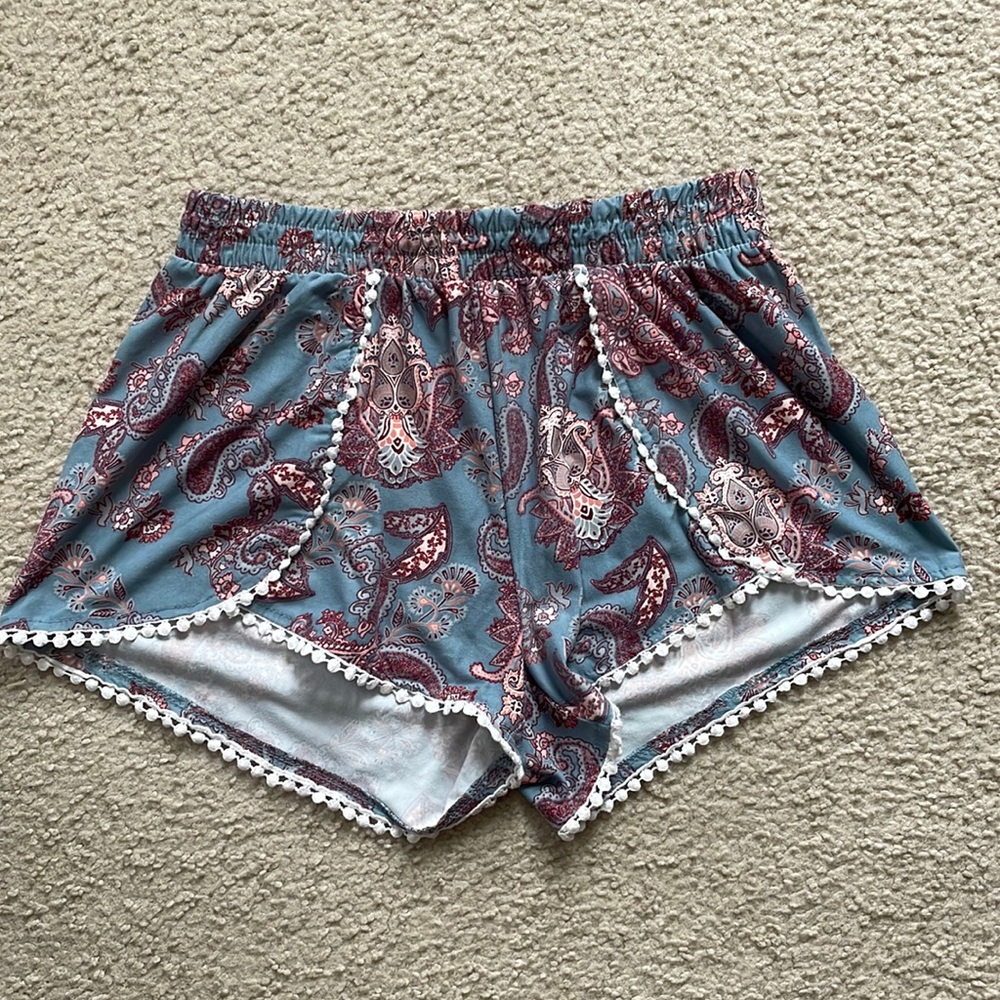 Flowy shorts with white detailing